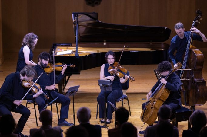 Un lauréat en formation de chambre avec un ensemble à cordes