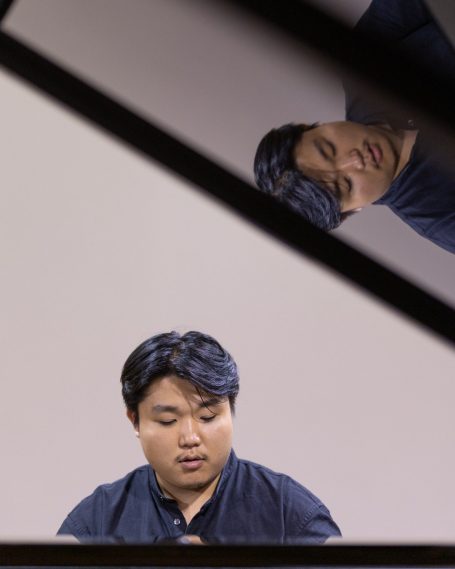 Un candidat au piano pendant le concours